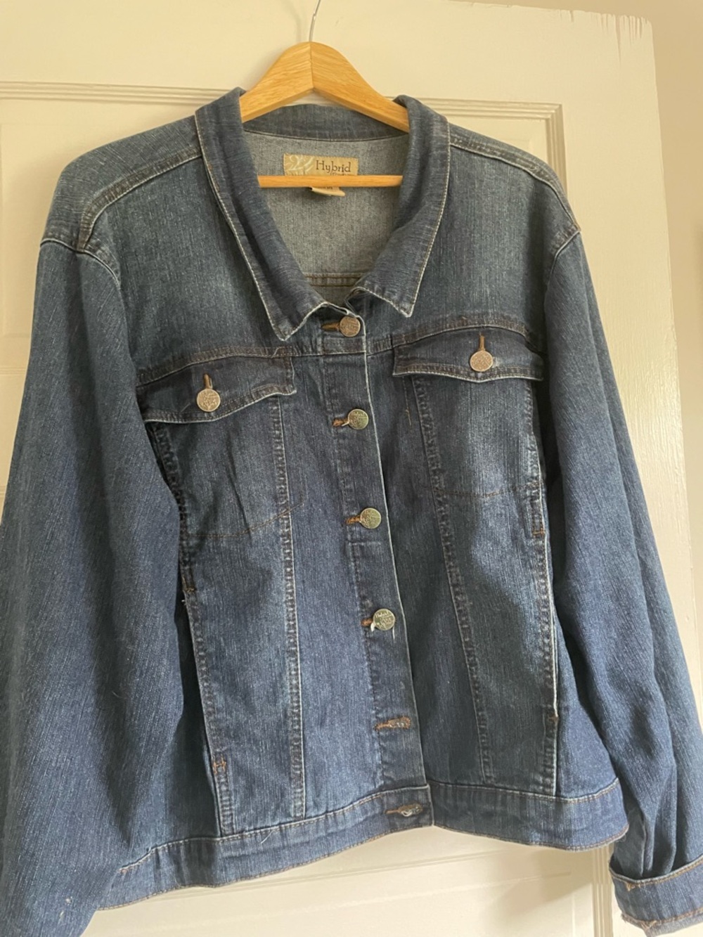 Hybrid & company Women's Medium Blue Denim Jacket with Button Front